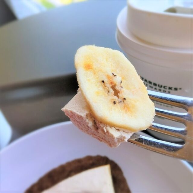 スタバのバナナアーモンドミルクケーキのアーモンドミルクホイップクリーム＆バナナチップを実食