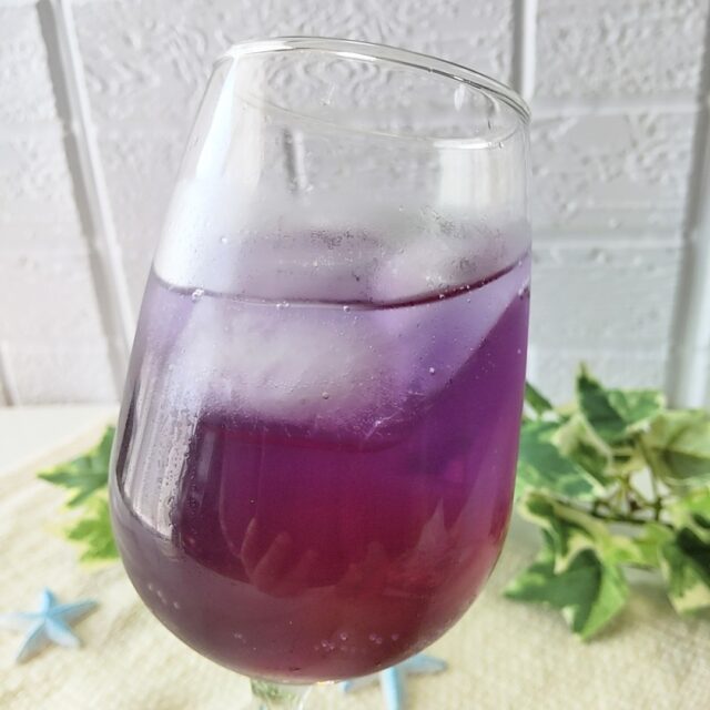 カルディのバタフライピーシロップを使って、紫のシロップにブルー色になった炭酸水を静かに注ぐ