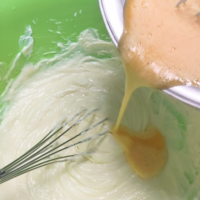 粉類の混ざった卵液をチーズに混ぜる（1回目）