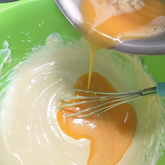 チーズに卵液を加えているところ（2回目）