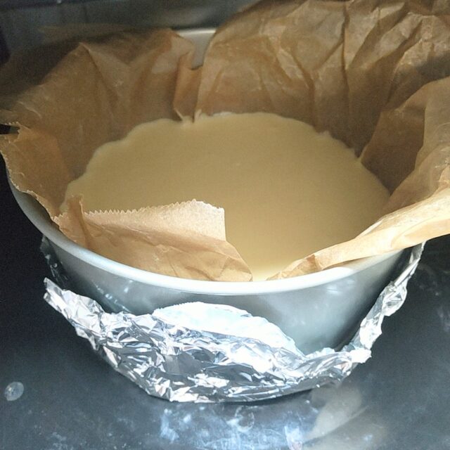チーズケーキの液をオーブンに入れるところ