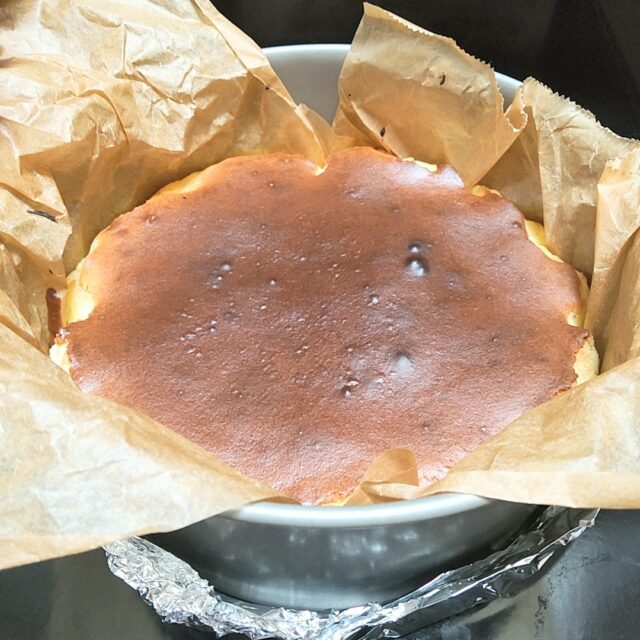 焼き上がったバスクチーズケーキ