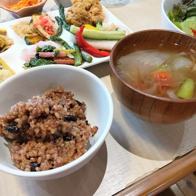 スマイルキッチンラボの野菜の味噌汁と赤米