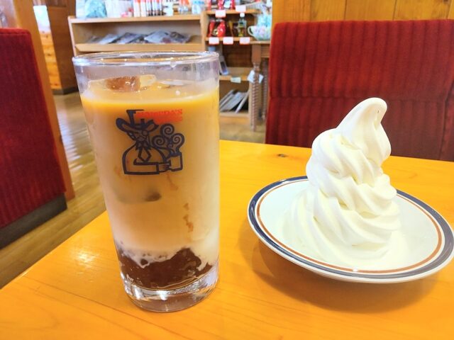 コメダの小豆小町葵アイスとトッピング用ソフトクリーム