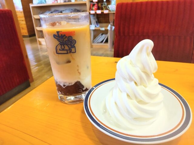 コメダの小豆小町葵アイスとトッピングのソフトクリーム